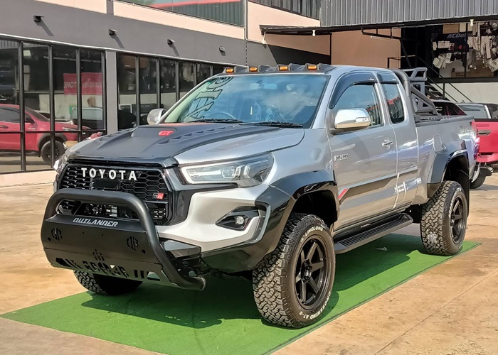 TOYOTA Hilux