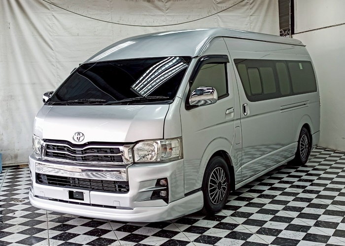TOYOTA COMMUTER
