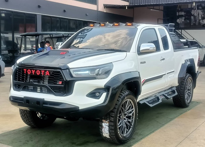 TOYOTA Hilux