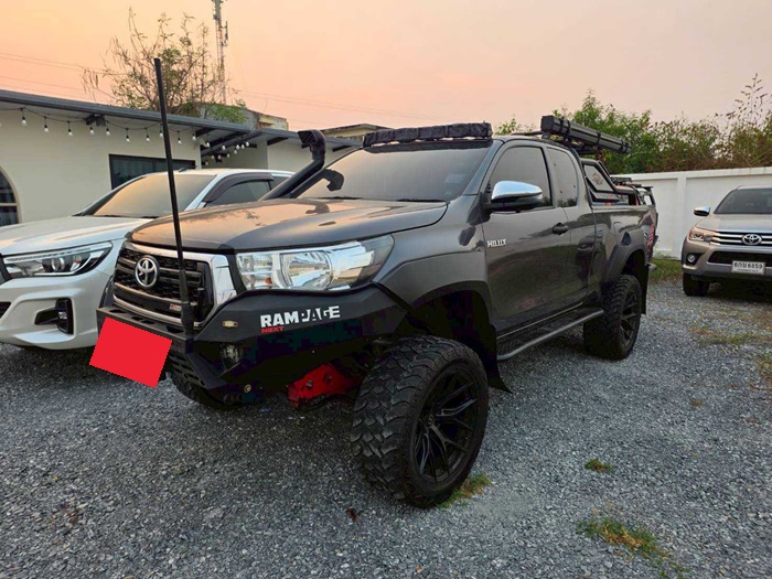 TOYOTA Hilux