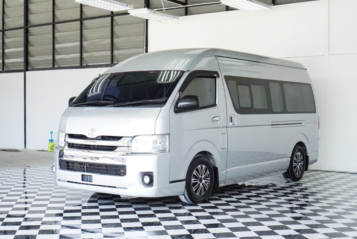 TOYOTA COMMUTER
