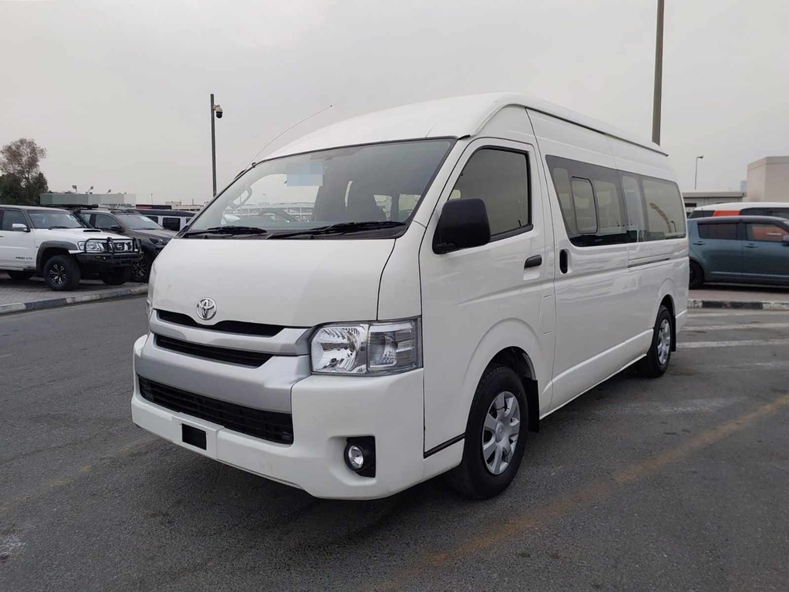 TOYOTA Hiace Commuter