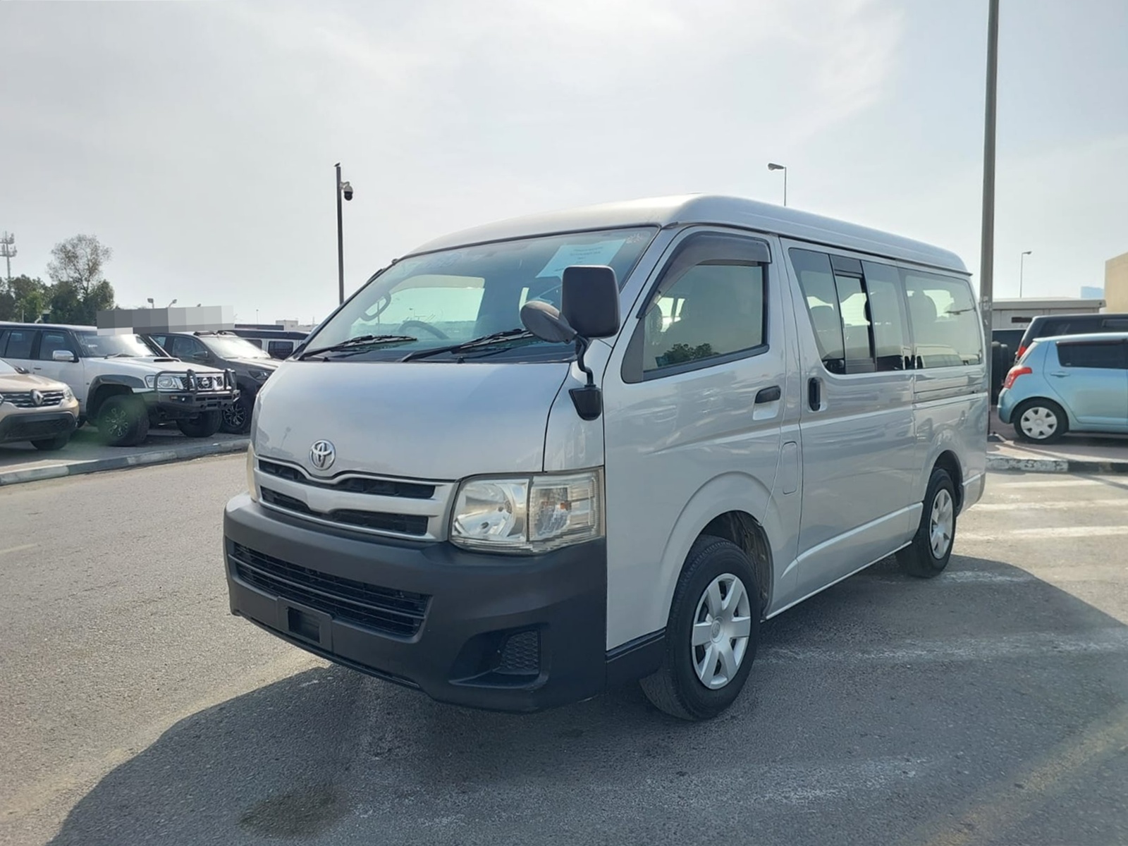 TOYOTA Hiace Commuter