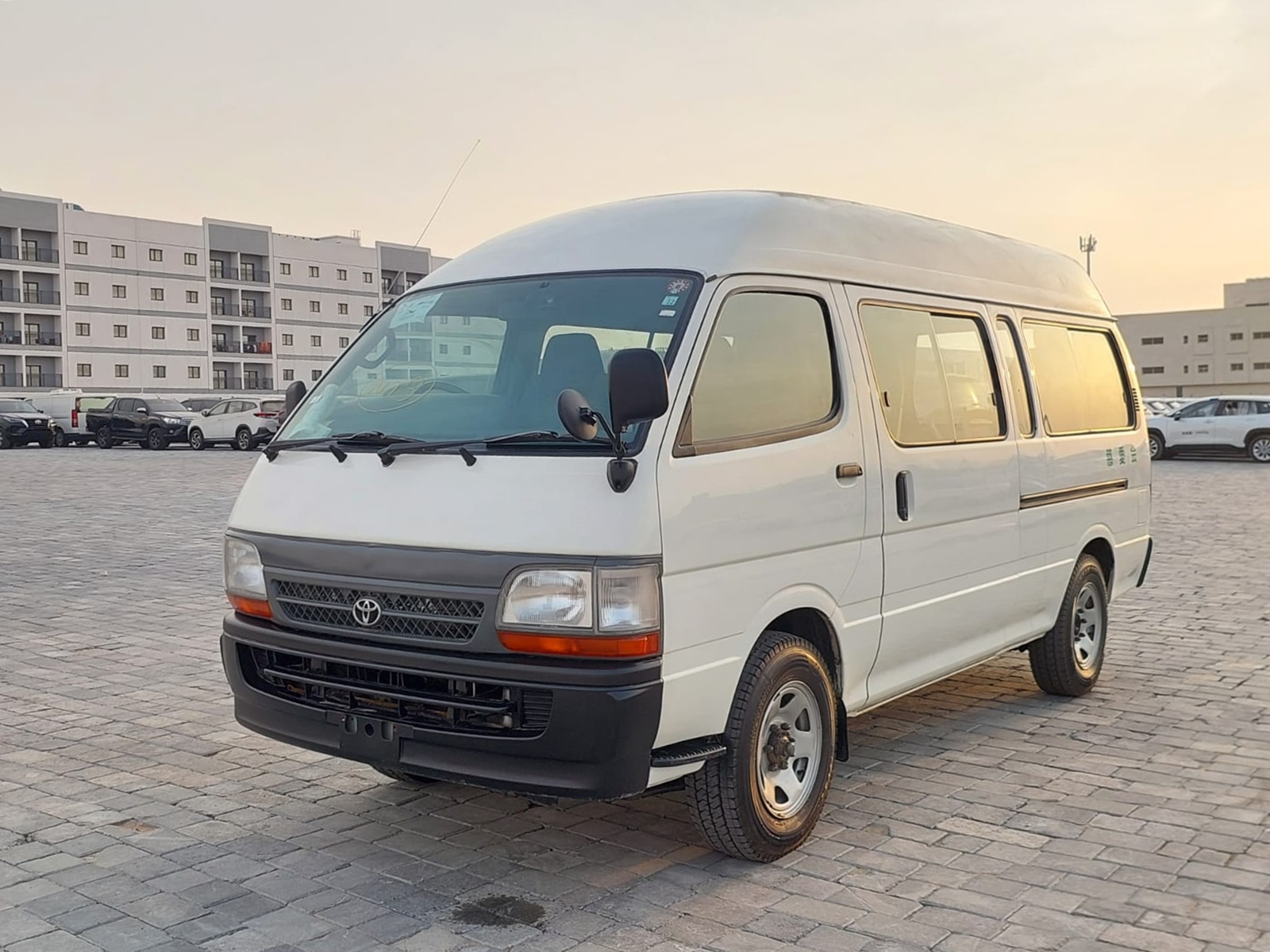 TOYOTA Hiace Commuter
