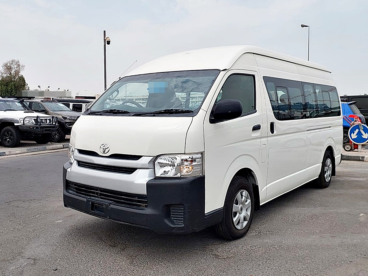 TOYOTA Hiace Commuter