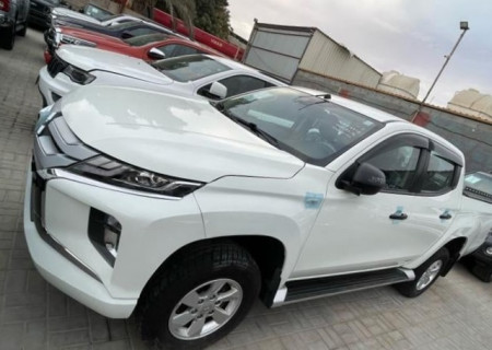 MITSUBISHI Triton