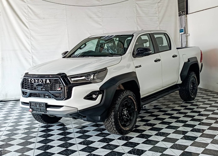 TOYOTA Hilux