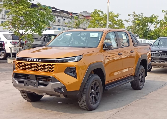 TOYOTA HILUX TRAVO OVERLAND