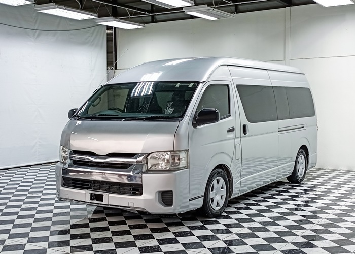 TOYOTA COMMUTER