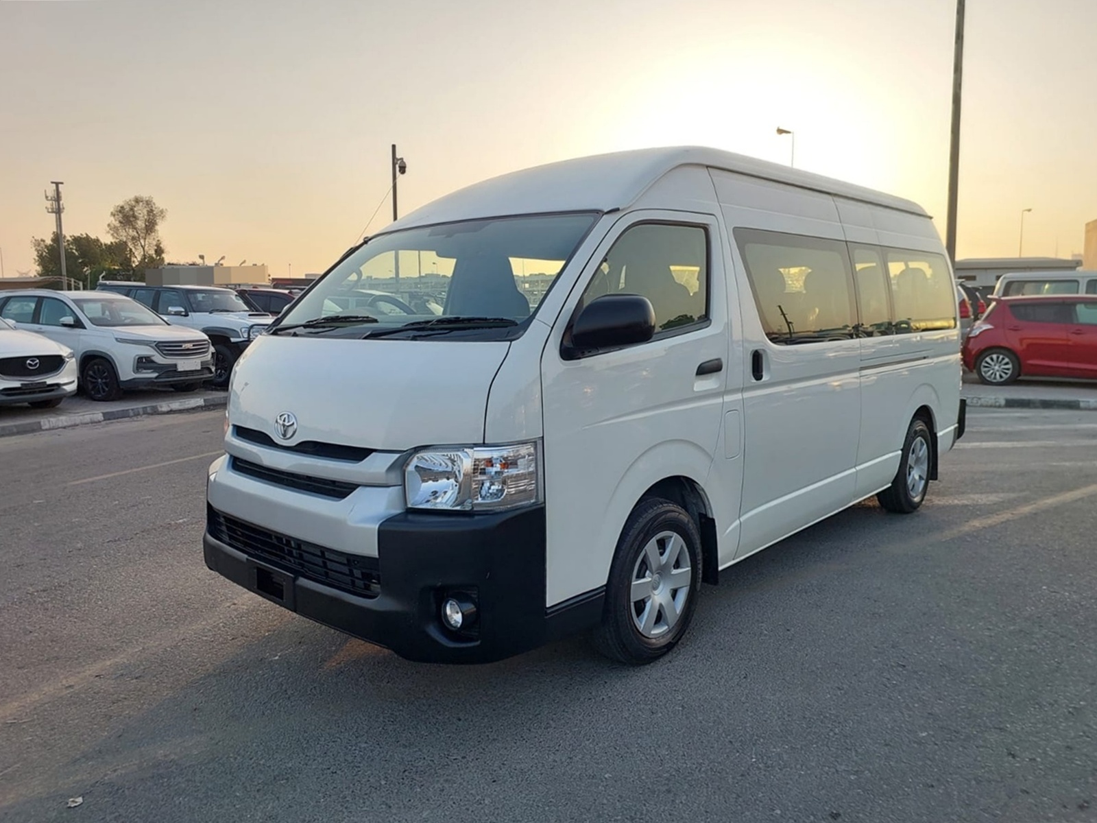 TOYOTA Hiace Commuter