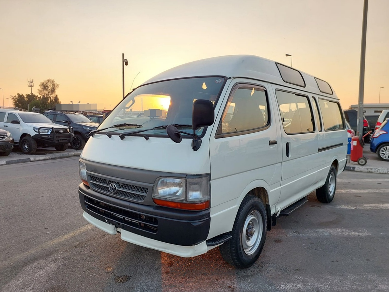 TOYOTA Hiace Commuter