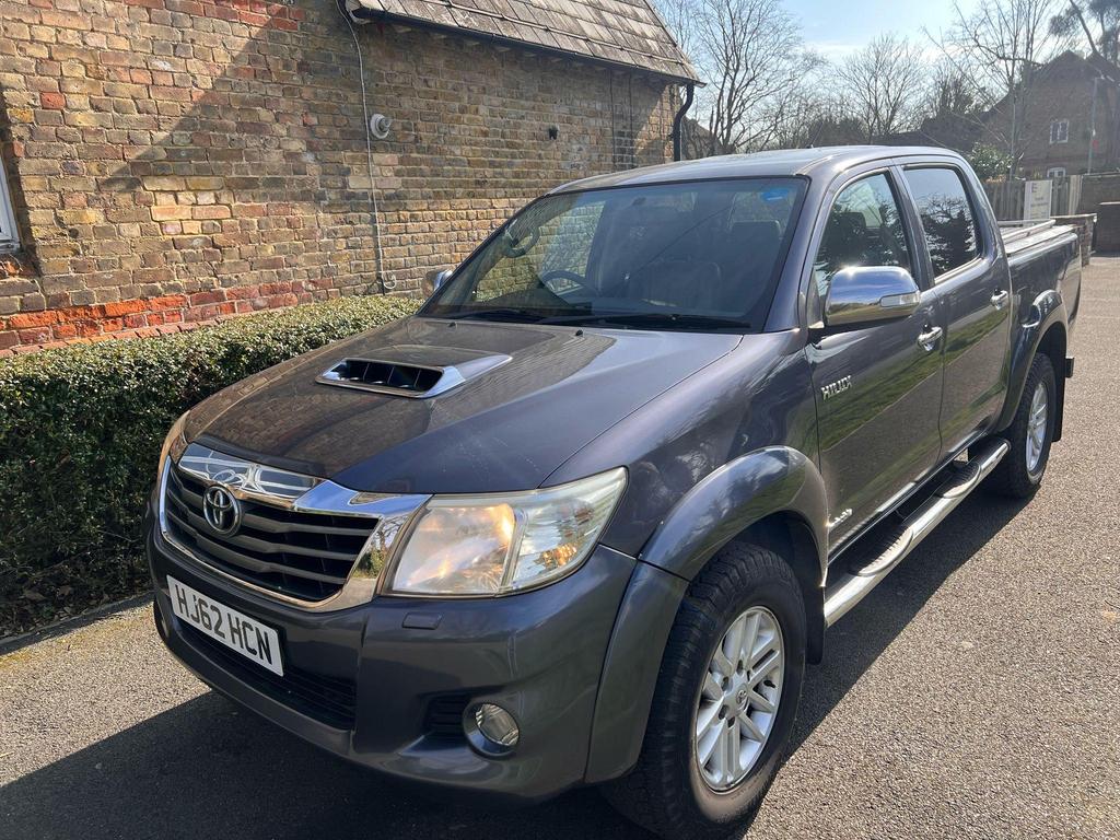 TOYOTA Hilux