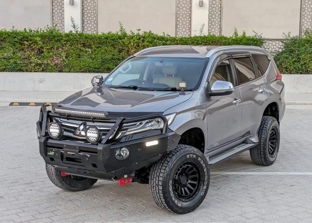 MITSUBISHI MONTERO